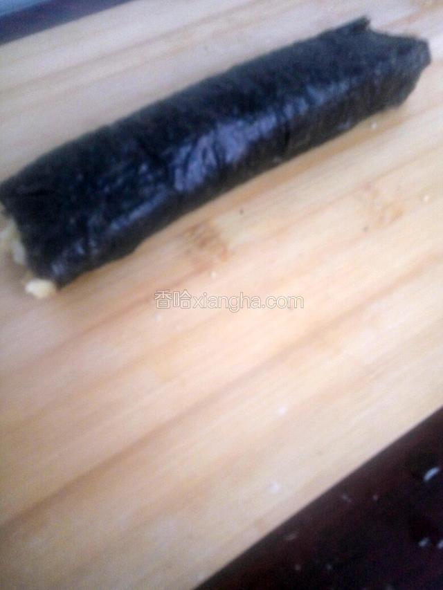 一边卷一边抽出寿司帘，卷好凝固捏紧两分钟