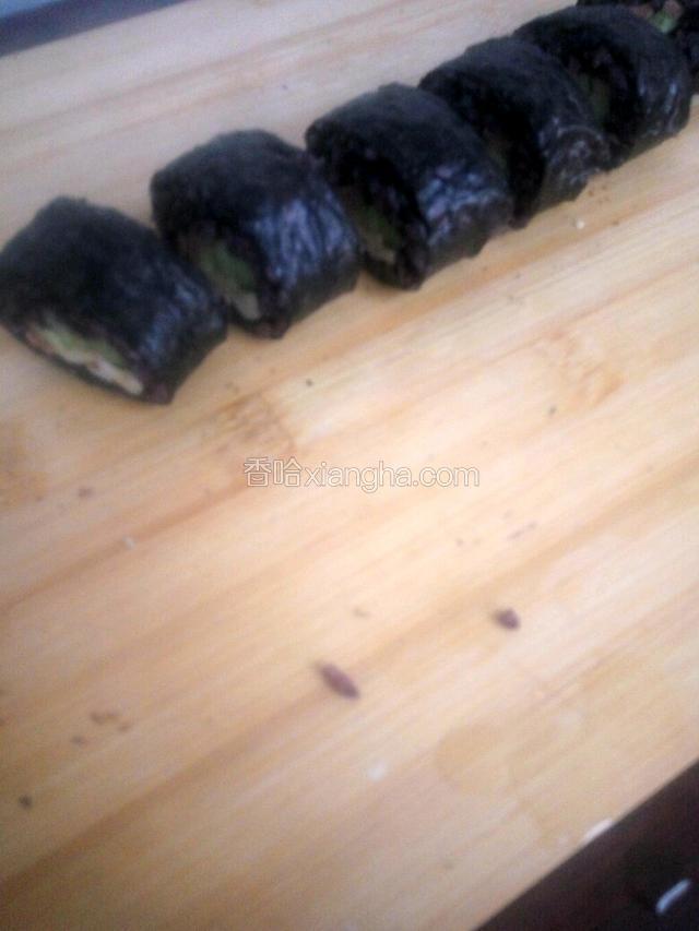 刀背沾水，切开紫菜卷