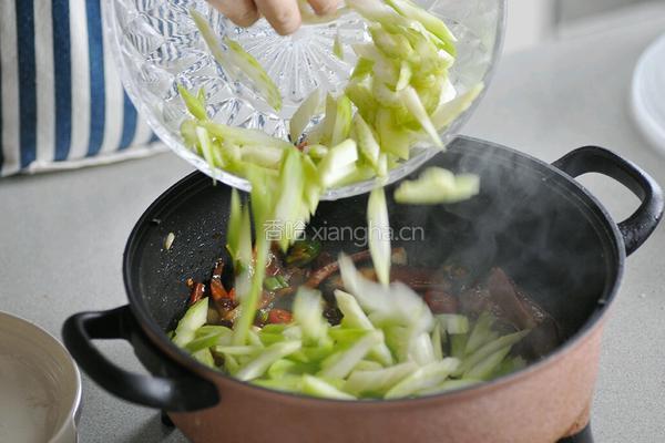 芹菜腊肉的做法图解6