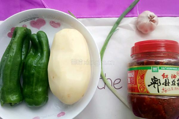 青椒炒土豆的做法图解1
