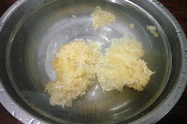 红枣冰糖银耳莲子羹的做法图解1