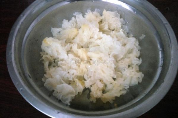 红枣冰糖银耳莲子羹的做法图解3