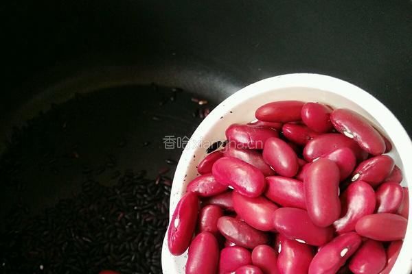 红豆黑米大米粥的做法图解2