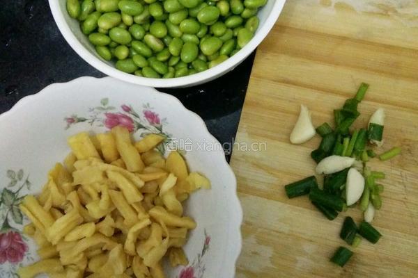 毛豆炒萝卜干的做法图解1