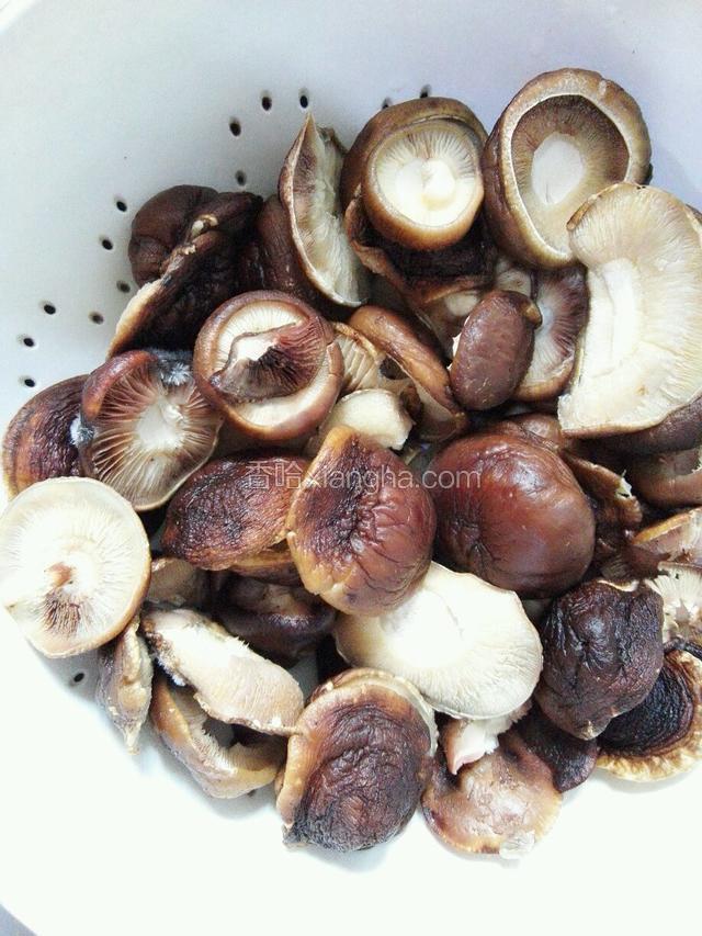 香菇去蒂，在淡盐水中浸泡10分钟，用水冲干净