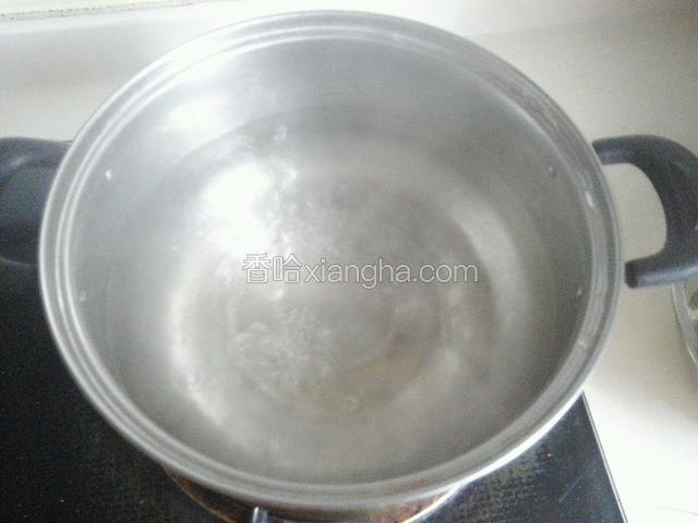 锅中放入适量水烧开，加入少量盐