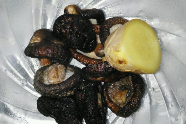 萝卜玉米香菇排骨汤的做法图解3