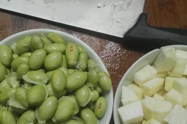 什锦炒鸡腿肉的做法图解1