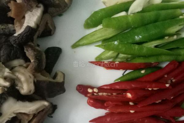 香菇炒鸡肉的做法图解2