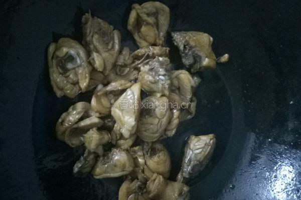 香菇炒鸡肉的做法图解3
