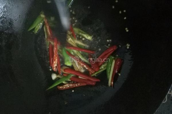 香菇炒鸡肉的做法图解4