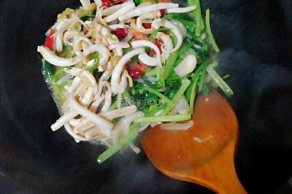 香芹炒鱿鱼的做法图解5