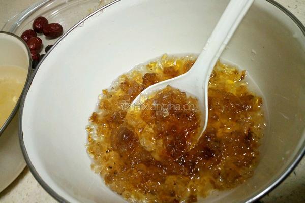 桃胶雪耳金瓜盅的做法图解2