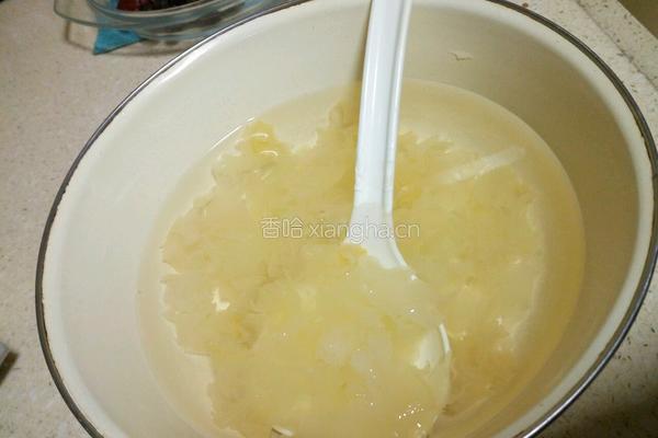 桃胶雪耳金瓜盅的做法图解3