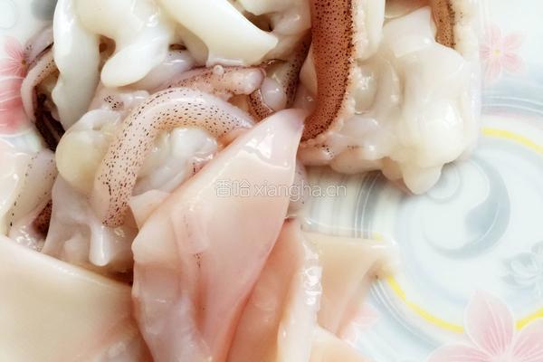 青椒鱿鱼花（介绍切花方法）的做法图解2