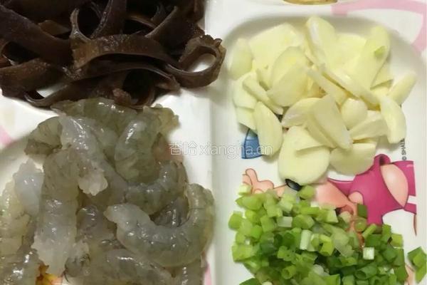 芦笋烩虾仁的做法图解1