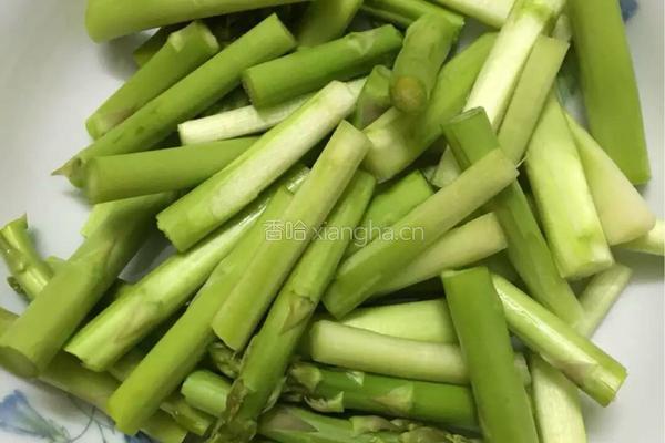 芦笋烩虾仁的做法图解2