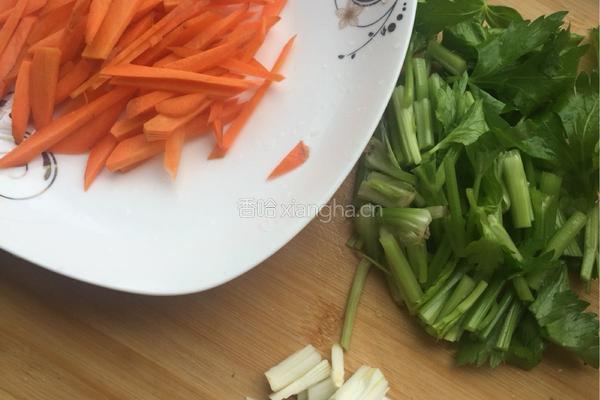 土豆芹菜胡萝卜条的做法图解2