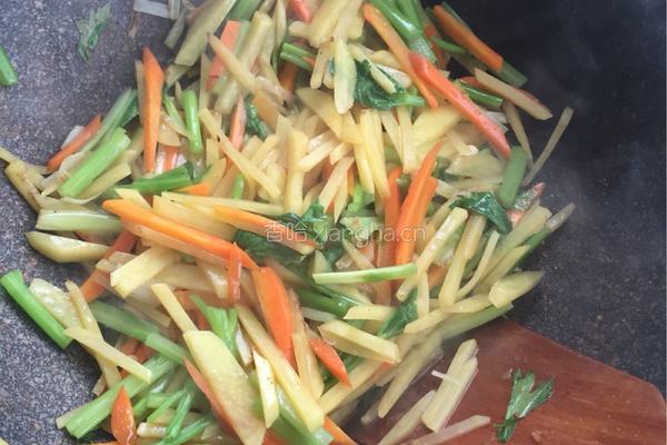 土豆芹菜胡萝卜条的做法图解3
