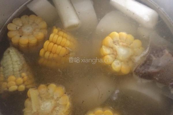玉米萝卜棒骨汤的做法图解5