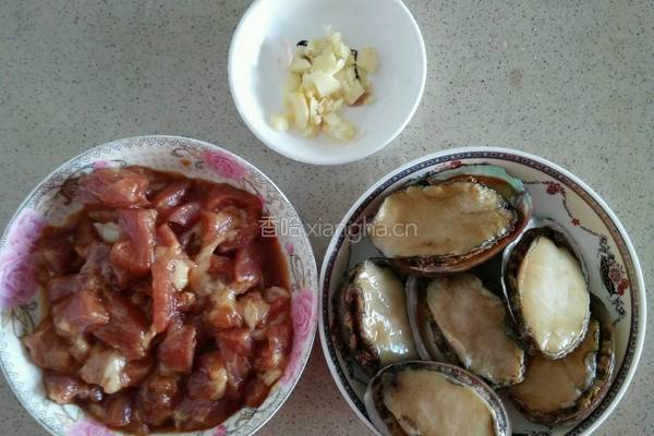 鲍鱼炒梅肉的做法图解1