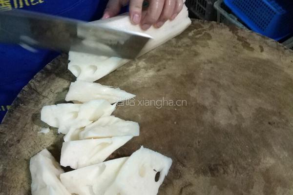 腊鸭焖藕的做法图解1