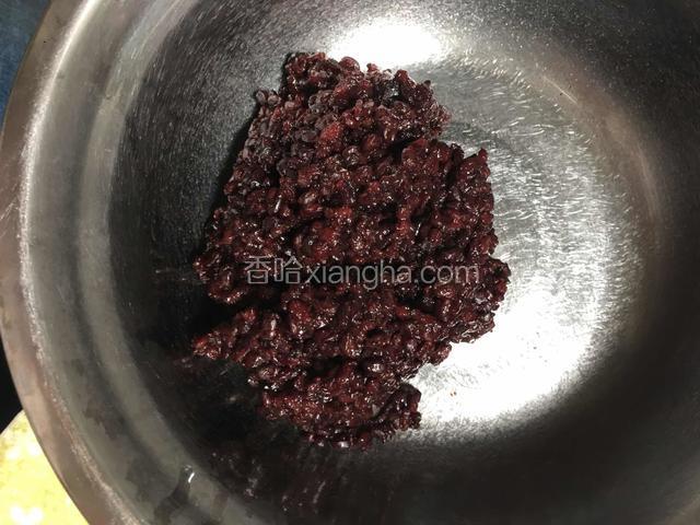 前天把黑米饭煮好