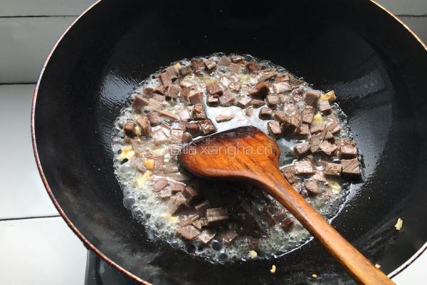 卤牛肉炒黄瓜胡萝卜的做法图解6