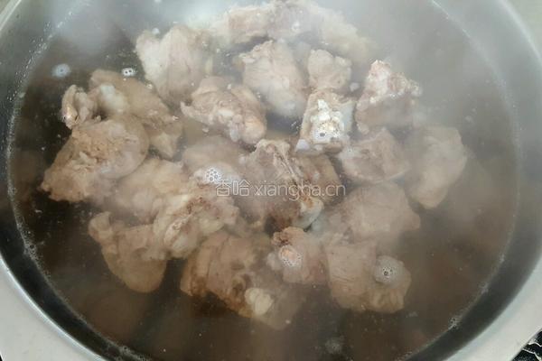 脊骨土豆海鲜锅的做法图解3
