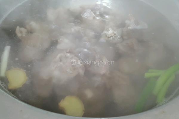 脊骨土豆海鲜锅的做法图解4