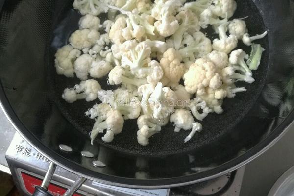 清炒花菜的做法图解1
