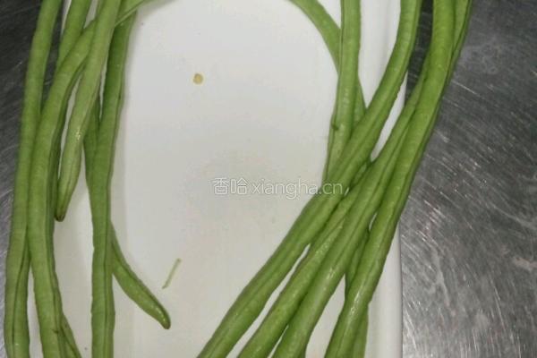 干煸麻花豆角的做法图解1