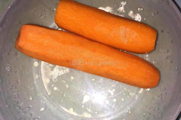 胡萝卜小米粥的做法图解1