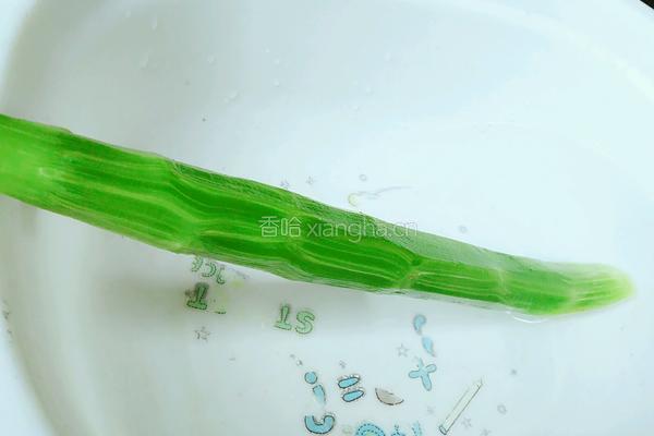 凉拌莴笋的做法图解1