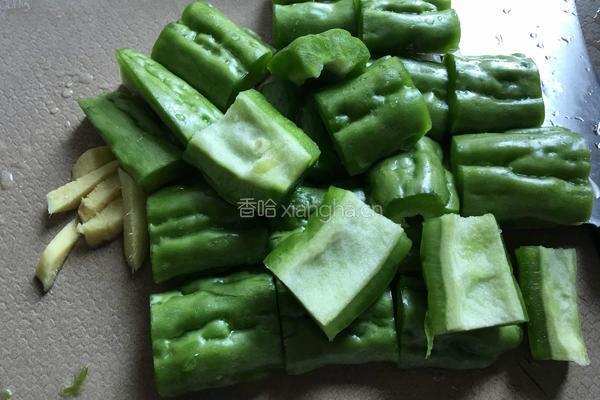 五花肉焖苦瓜的做法图解2