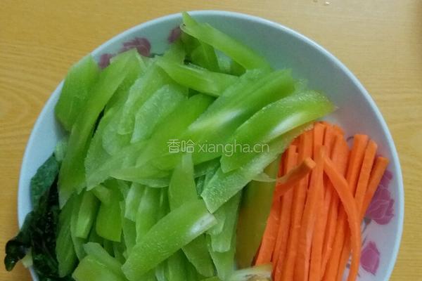胡萝卜莴笋炒瘦肉的做法图解1
