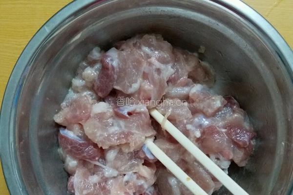 胡萝卜莴笋炒瘦肉的做法图解2