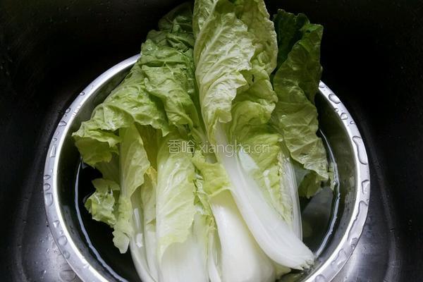 香菇炒白菜叶的做法图解1