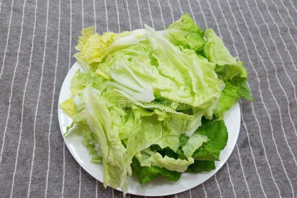 香菇炒白菜叶的做法图解2