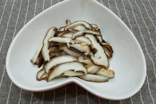 香菇炒白菜叶的做法图解5