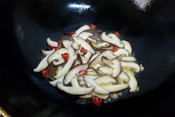 香菇炒白菜叶的做法图解8