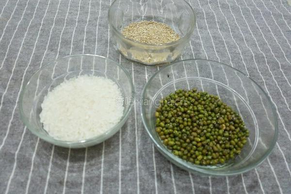 藜麦大米绿豆粥的做法图解1