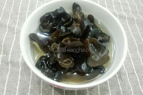 佛手瓜炒木耳的做法图解2