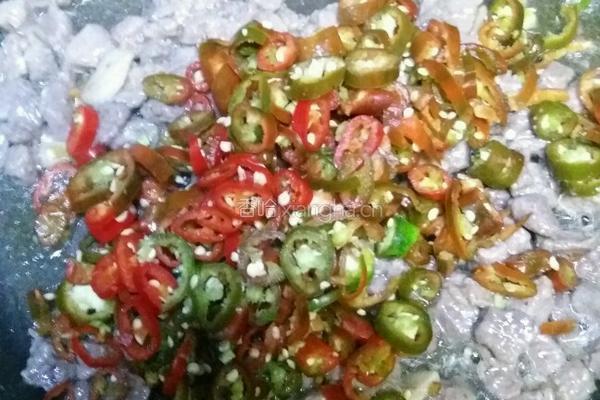尖椒牛肉丁的做法图解10