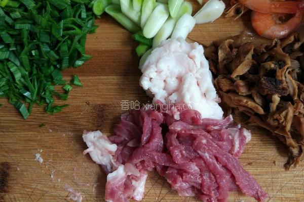 大蒜炒年糕的做法图解3