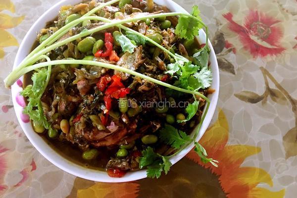 雪菜笋丝毛豆米烧杂鱼的做法图解5