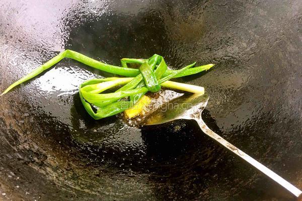 雪菜笋丝毛豆米烧杂鱼的做法图解1