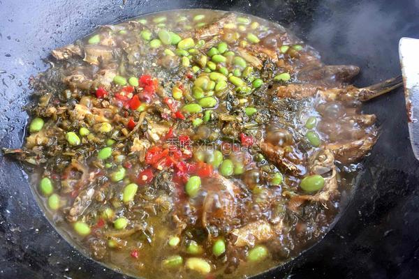 雪菜笋丝毛豆米烧杂鱼的做法图解4