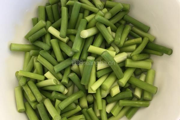蒜苗炒肉的做法图解2