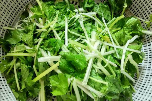 芹菜胡萝卜肉丝的做法图解1